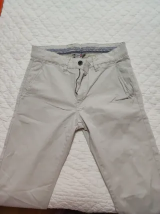 Pantalón tipo chino slim de vestir beige.