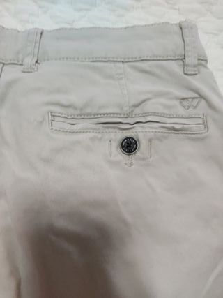 Pantalón tipo chino slim de vestir beige.