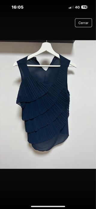 Blusa azul marino con volantes