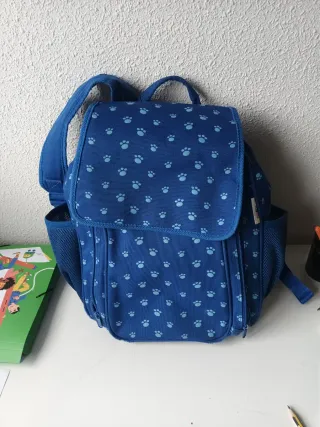 Mochila azul con huellas