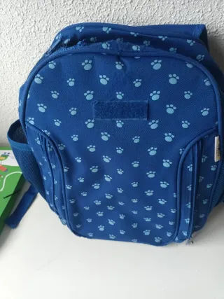 Mochila azul con huellas
