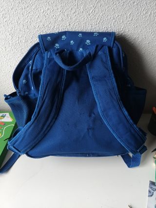 Mochila azul con huellas