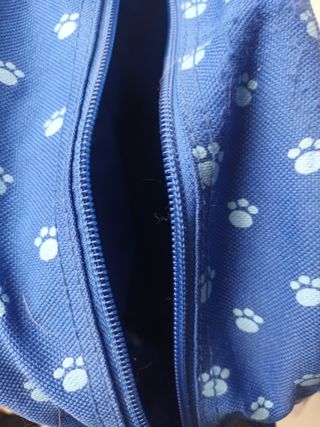 Mochila azul con huellas