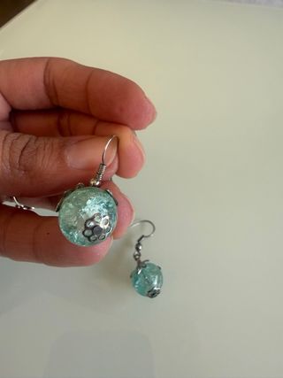Pendientes plateados con cuentas turquesa
