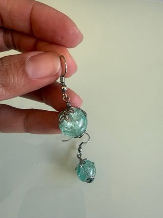 Pendientes plateados con cuentas turquesa