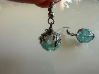 Pendientes plateados con cuentas turquesa