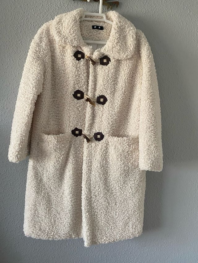 Abrigo de mujer beige con botones