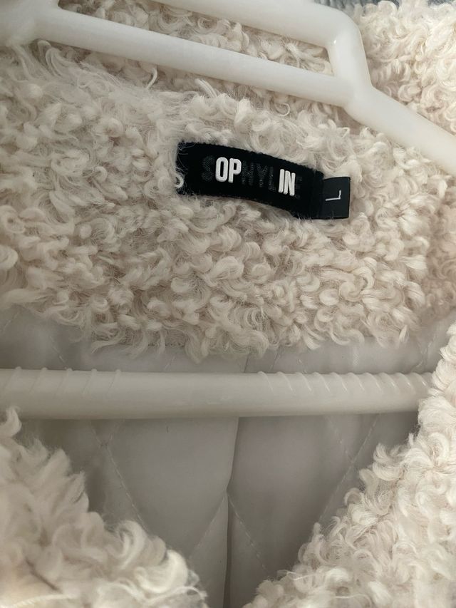 Abrigo de mujer beige con botones