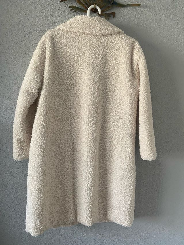 Abrigo de mujer beige con botones