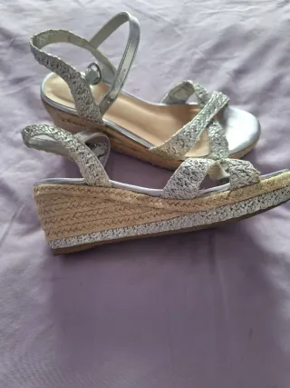 Sandalias cuña plata