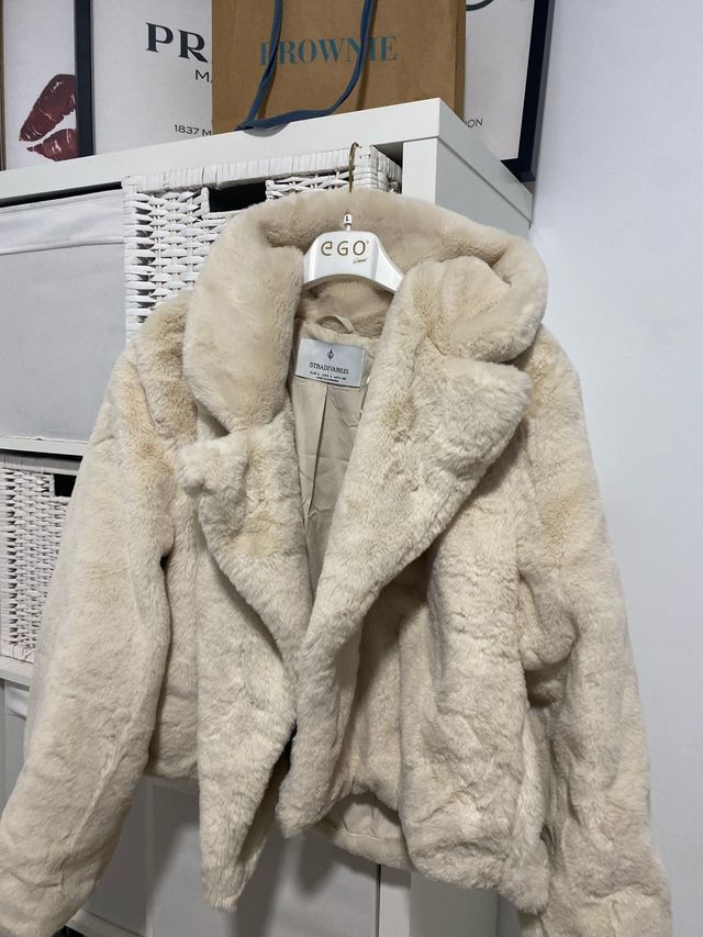 Chaqueta pelo Stradivarius beige Talla única