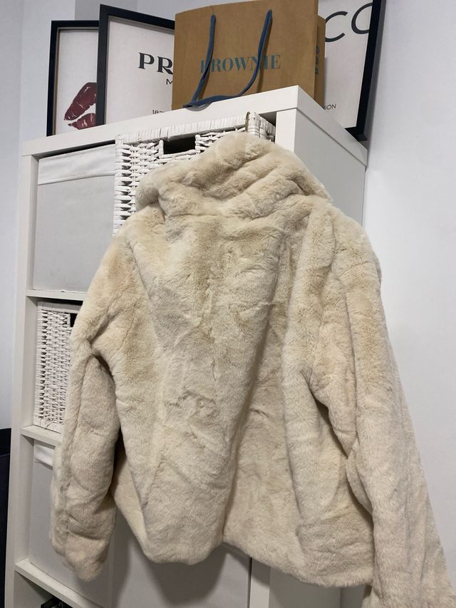 Chaqueta pelo Stradivarius beige Talla única