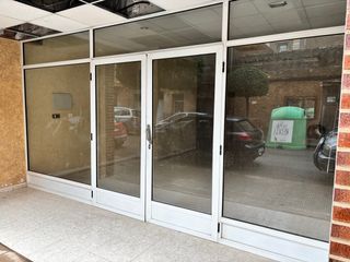 Cristalera para escaparate, con puerta incluida.