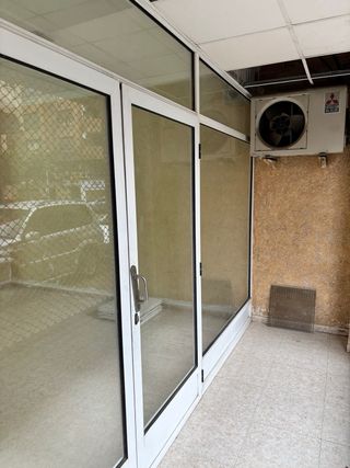 Cristalera para escaparate, con puerta incluida.