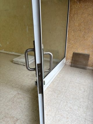 Cristalera para escaparate, con puerta incluida.