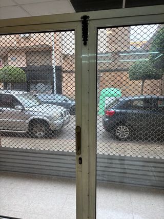 Cristalera para escaparate, con puerta incluida.