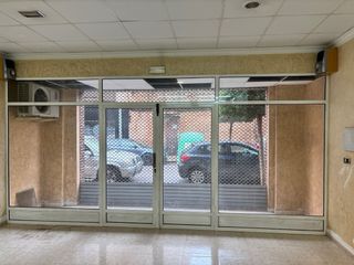 Cristalera para escaparate, con puerta incluida.