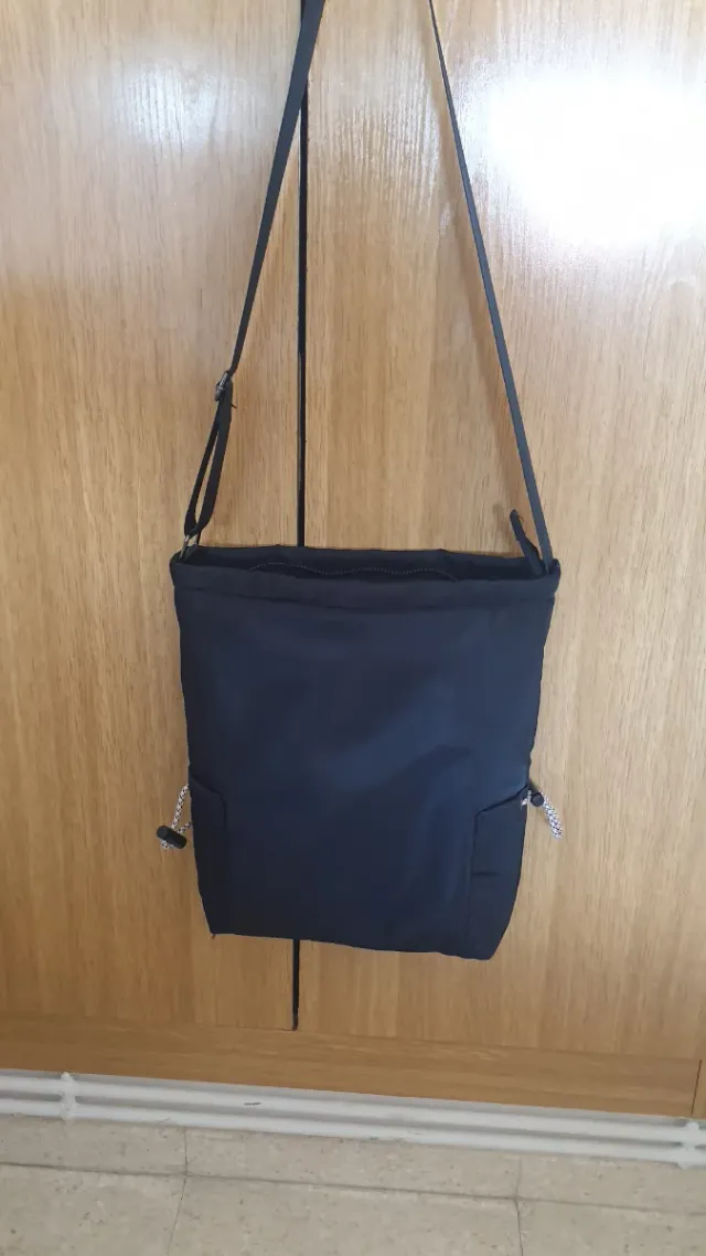Bolso negro con cremallera y bolsillos