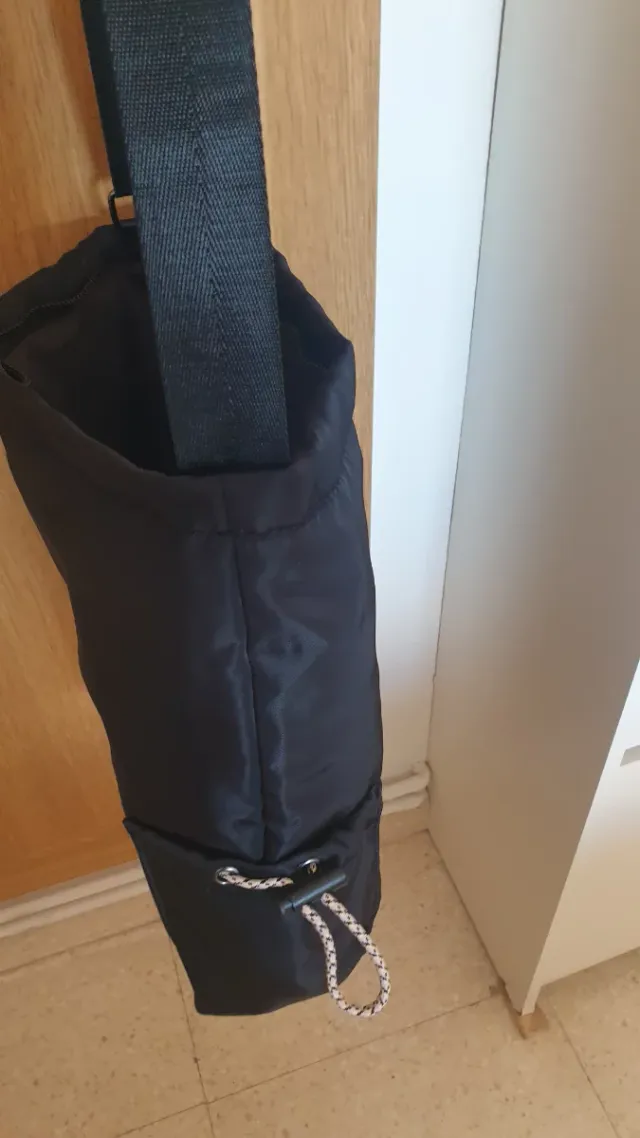 Bolso negro con cremallera y bolsillos