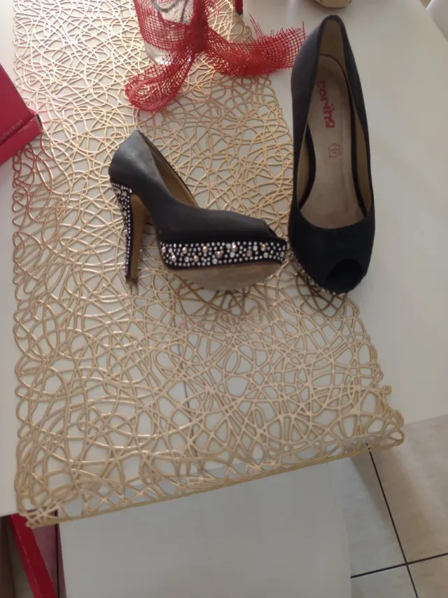 Zapatos de tacón negros con pedrería