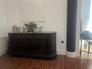 Elegante aparador de madera maciza. 




