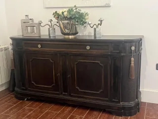 Elegante aparador de madera maciza. 





