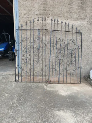 Puerta de hierro forjado para finca