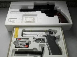 2 Reproducciones Pistolas vintage.