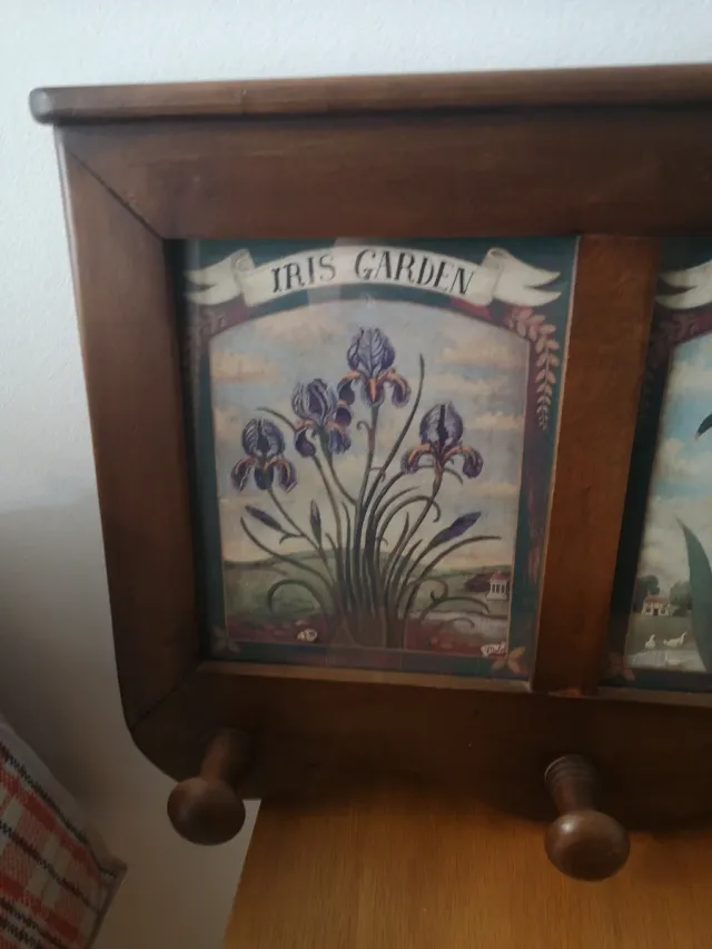 PERCHERO MADERA MACIZA CON DECORACION 
