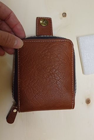 Cartera de cuero sintético marrón con cremallera
