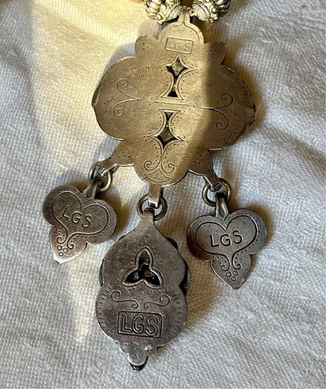 Gargantilla antigua metal plateado circonitas