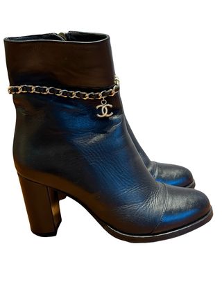 Botines Piel Negra Cadena Dorada