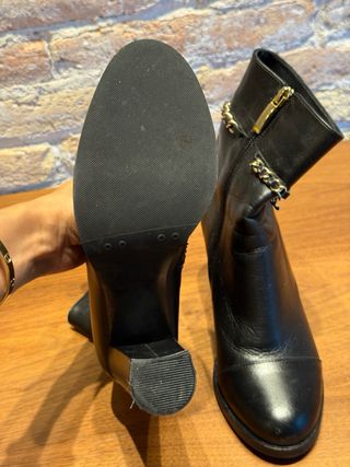 Botines Piel Negra Cadena Dorada