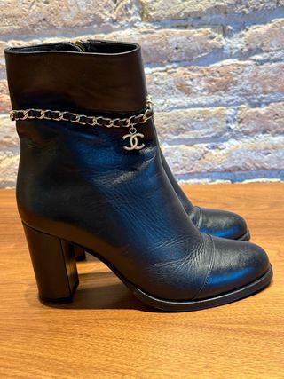 Botines Piel Negra Cadena Dorada