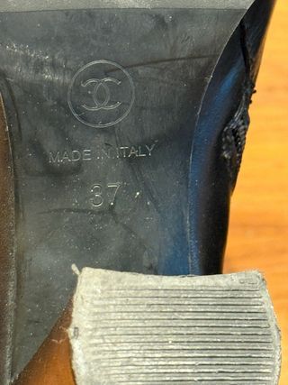 Botines Piel Negra Cadena Dorada