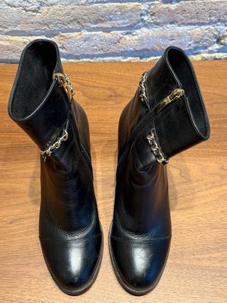 Botines Piel Negra Cadena Dorada