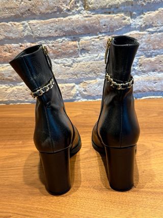 Botines Piel Negra Cadena Dorada