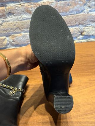 Botines Piel Negra Cadena Dorada