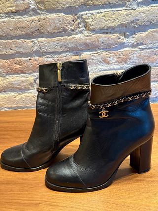 Botines Piel Negra Cadena Dorada