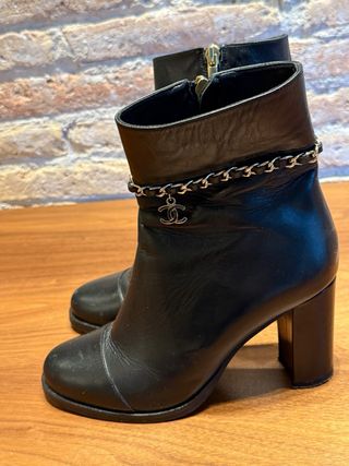 Botines Piel Negra Cadena Dorada