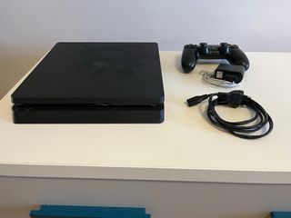 PS4 Slim Negra + Mando y Juegos
