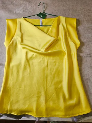 Blusa amarilla talla 42 sin usar