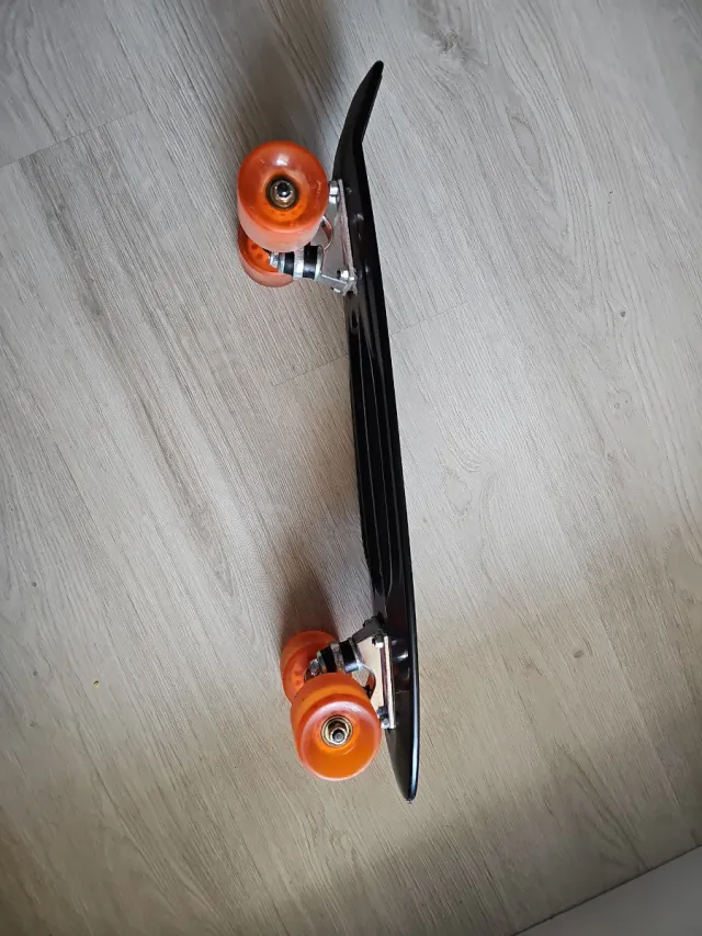 Monopatín Negro con Ruedas Naranjas