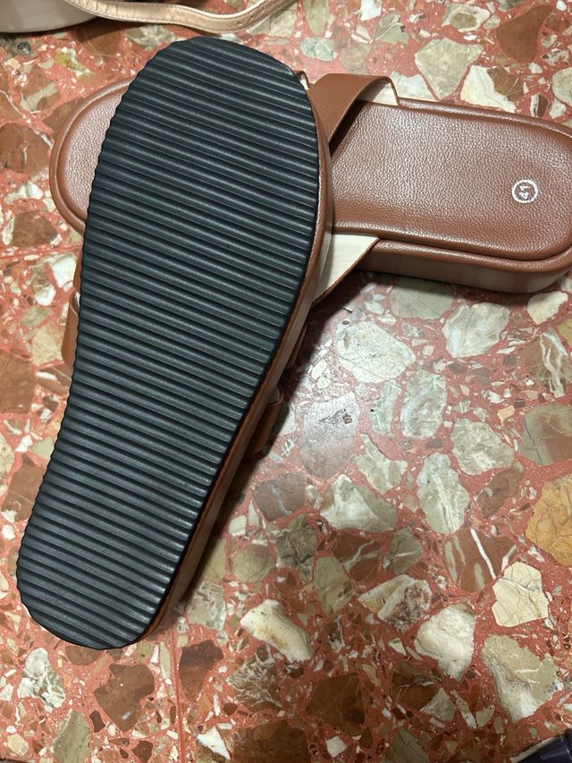 Chanclas marrones y negras