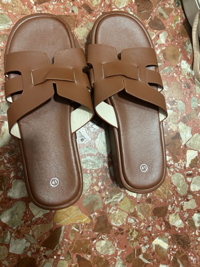 Chanclas marrones y negras