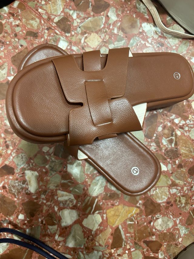 Chanclas marrones y negras