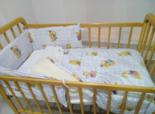Cuna de madera con colchón