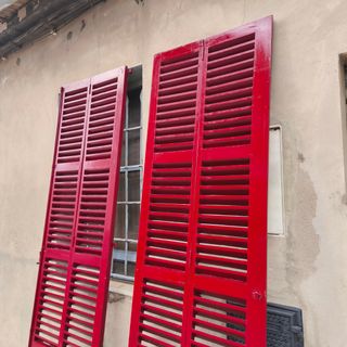 Contraventanas de madera rojas