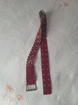 Cinturón rosa ancho con eslabones y hebilla