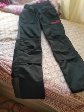 Pantalón de trabajo negro con detalles rojos talla